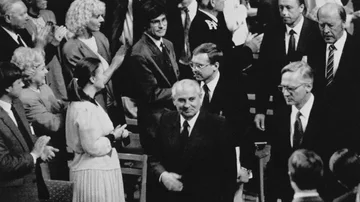 En esta foto de archivo del 5 de junio de 1991, el presidente Gorbachov recibe aplausos de la audiencia en Oslo cuando ingresa a la sala de conferencias para dar su largamente retrasado discurso del Nobel de la Paz.