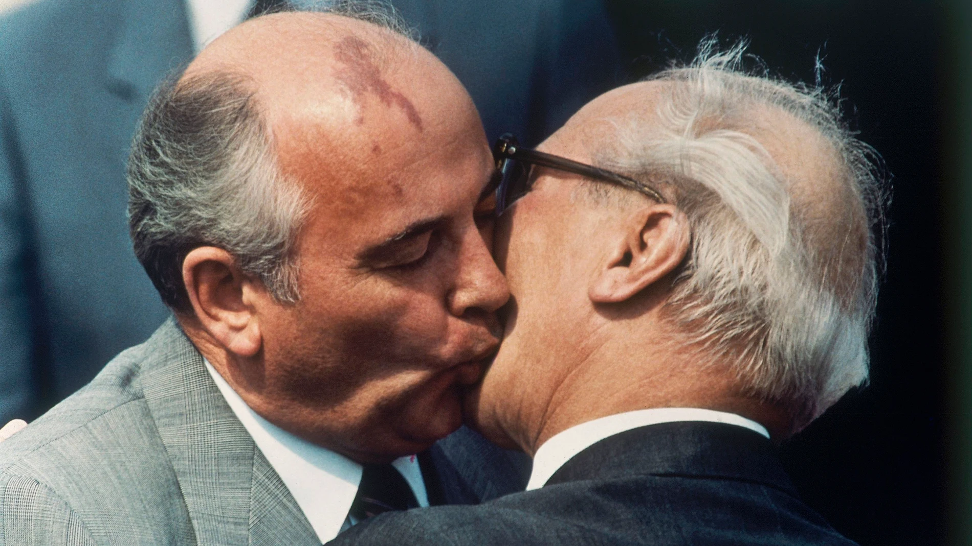 El presidente Gorbachov, a la izquierda, besa al líder de Alemania Oriental, Erich Honecker el 6 de octubre de 1989