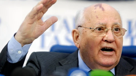 Gorbachev, en febrero de 2011, dijo que Rusia solo tiene "imitaciones" de un parlamento y un sistema judicial. Gorbachov criticó al primer ministro Vladimir Putin y a su protegido, el presidente Dmitry Medvedev, por decir que decidirán entre ellos quién debe postularse para presidente. Gorbachev, en febrero de 2011, dijo que Rusia solo tiene "imitaciones" de un parlamento y un sistema judicial. Gorbachov criticó al primer ministro Vladimir Putin y a su protegido, el presidente Dmitry Medvedev, por decir que decidirán entre ellos quién debe postularse para presidente.