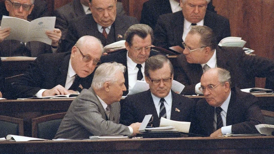 Yegor K. Ligachev se acerca para hablar con sus compañeros y el presidente Mijaíl Gorbachov en la reunión del parlamento del Soviet Supremo el jueves 27 de octubre de 1988 en Moscú. Yegor K. Ligachev se acerca para hablar con sus compañeros y el presidente Mijaíl Gorbachov en la reunión del parlamento del Soviet Supremo el jueves 27 de octubre de 1988 en Moscú.