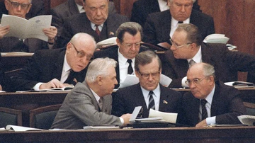 Yegor K. Ligachev se acerca para hablar con sus compañeros y el presidente Mijaíl Gorbachov en la reunión del parlamento del Soviet Supremo el jueves 27 de octubre de 1988 en Moscú.