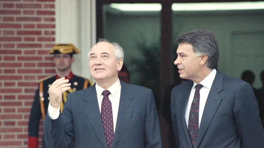 Gorbachov, a la izquierda, hace un gesto a los periodistas mientras acompaña al presidente español, Felipe González, a una sesión de trabajo en Madrid, el sábado 27 de octubre de 1990. Gorbachev se encuentra en una visita de estado de tres días a España. Gorbachov, a la izquierda, hace un gesto a los periodistas mientras acompaña al presidente español, Felipe González, a una sesión de trabajo en Madrid, el sábado 27 de octubre de 1990. Gorbachev se encuentra en una visita de estado de tres días a España.