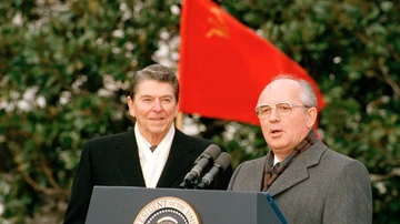 El líder soviético Mijaíl Gorbachov, a la derecha, y el presidente estadounidense Ronald Reagan hablan con la prensa en Washington, EEUU, el martes 8 de diciembre de 1987.