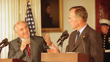 El presidente soviético Gorbachov y el presidente estadounidense George Bush se ríen cuando hubo una ligera confusión con las traducciones simultáneas durante su conferencia de prensa en Londres, el miércoles 17 de julio de 1991. 