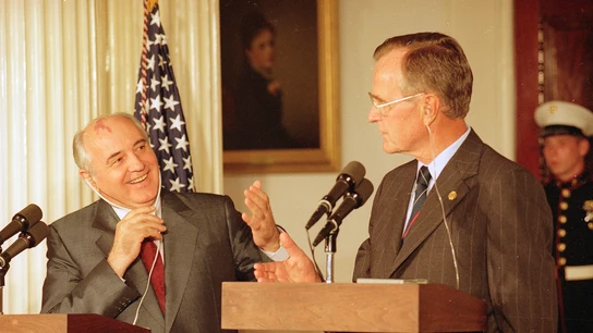 El presidente soviético Gorbachov y el presidente estadounidense George Bush se ríen cuando hubo una ligera confusión con las traducciones simultáneas durante su conferencia de prensa en Londres, el miércoles 17 de julio de 1991. El presidente soviético Gorbachov y el presidente estadounidense George Bush se ríen cuando hubo una ligera confusión con las traducciones simultáneas durante su conferencia de prensa en Londres, el miércoles 17 de julio de 1991.