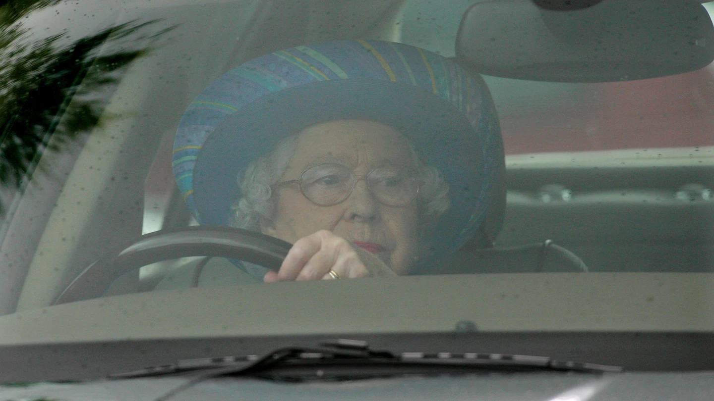 Isabel II al volante de su coche. Isabel II al volante de su coche.