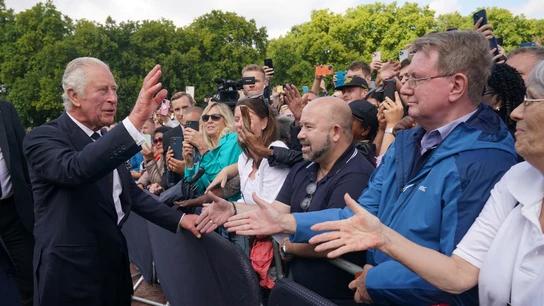 Carlos III de Inglaterra muestra su cercanía a la ciudadanía Carlos III de Inglaterra muestra su cercanía a la ciudadanía