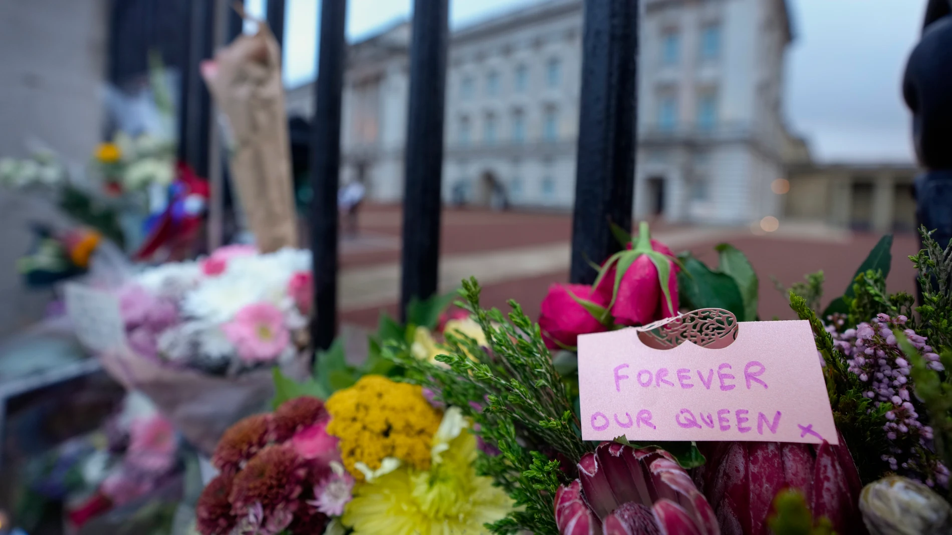 Homenajes a la reina Isabel II en el palacio de Buckingham