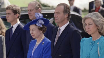 La reina Isabel II y el duque de Edimburgo junto al rey Juan Carlos, doña Sofía y el entonces príncipe Felipe
