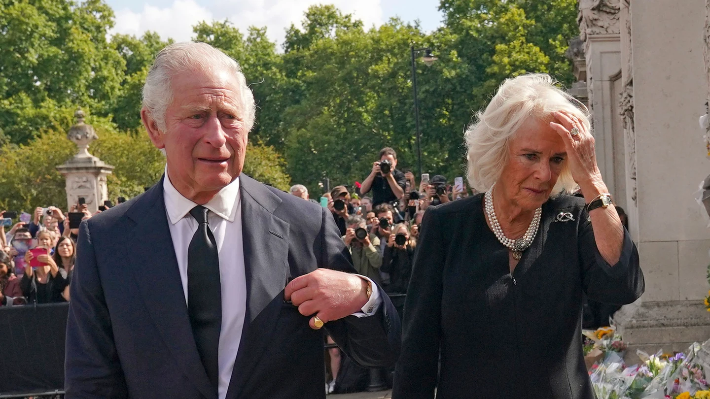 Carlos y Camila a su llegada a Buckingham Palace Carlos y Camila a su llegada a Buckingham Palace