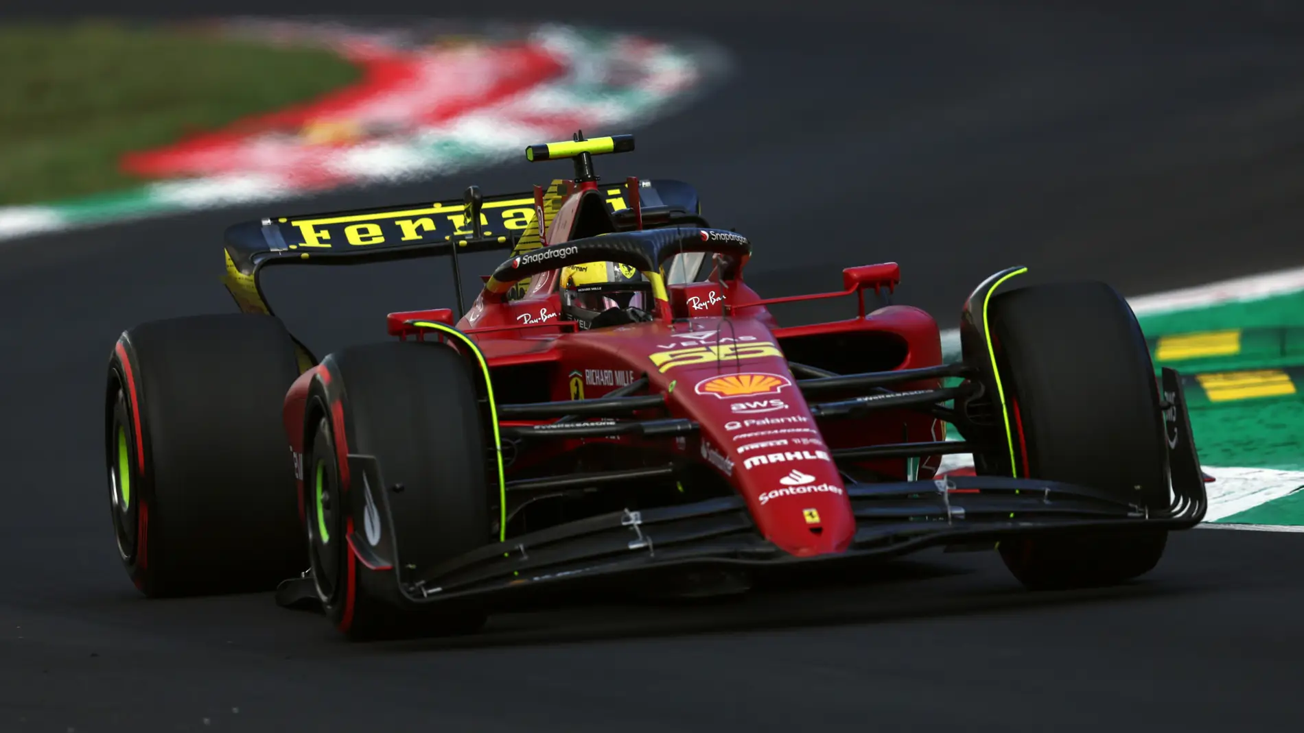 Carlos Sainz y Ferrari iluminan las esperanzas de los tifosi