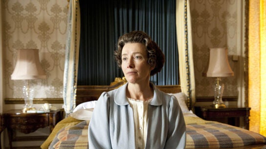 La británica Emma Thompson caracterizada como la reina Isabel II de Inglaterra.