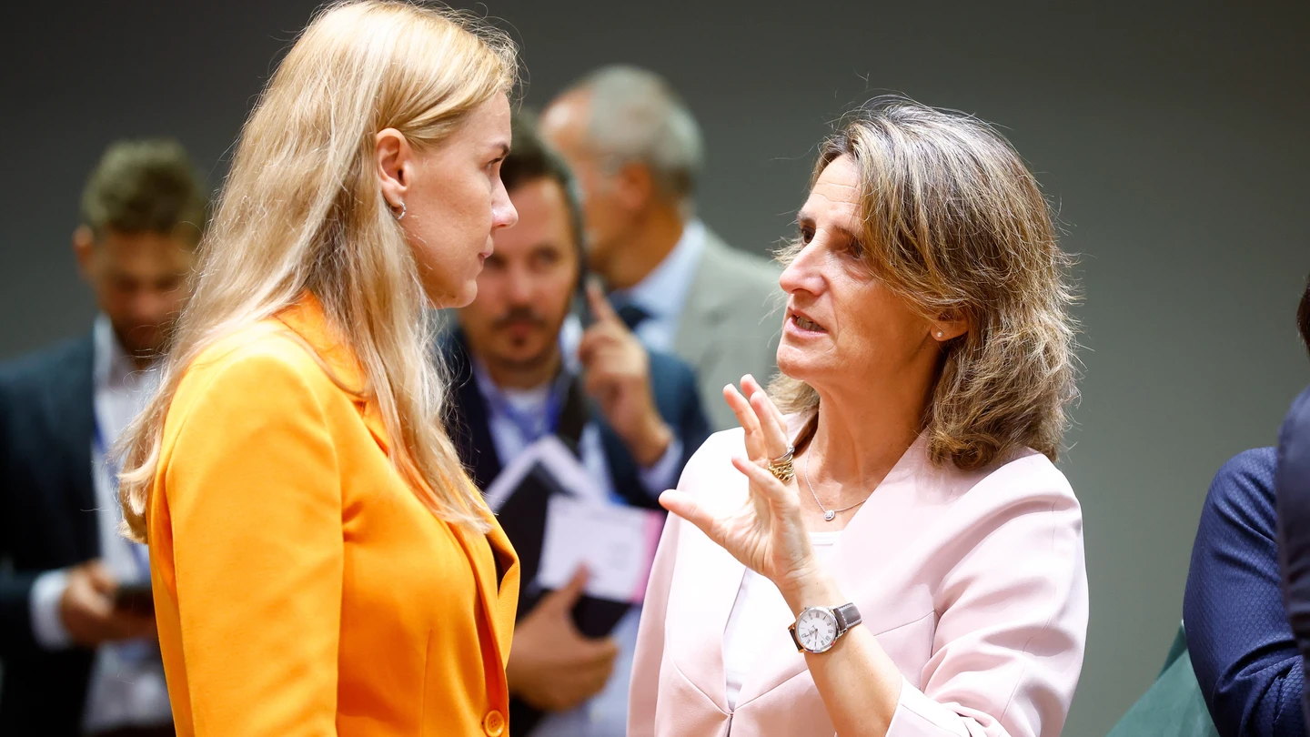 La vicepresidenta Teresa Ribera conversa con la comisaria europea de Energía, Kadri Simson. La vicepresidenta Teresa Ribera conversa con la comisaria europea de Energía, Kadri Simson.