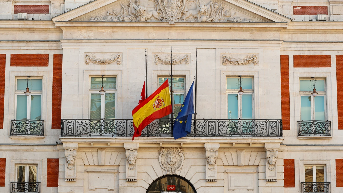 Las banderas madrileña, española y de la UE ondean a media asta en la fachada de la Real Casa de Correos Las banderas madrileña, española y de la UE ondean a media asta en la fachada de la Real Casa de Correos