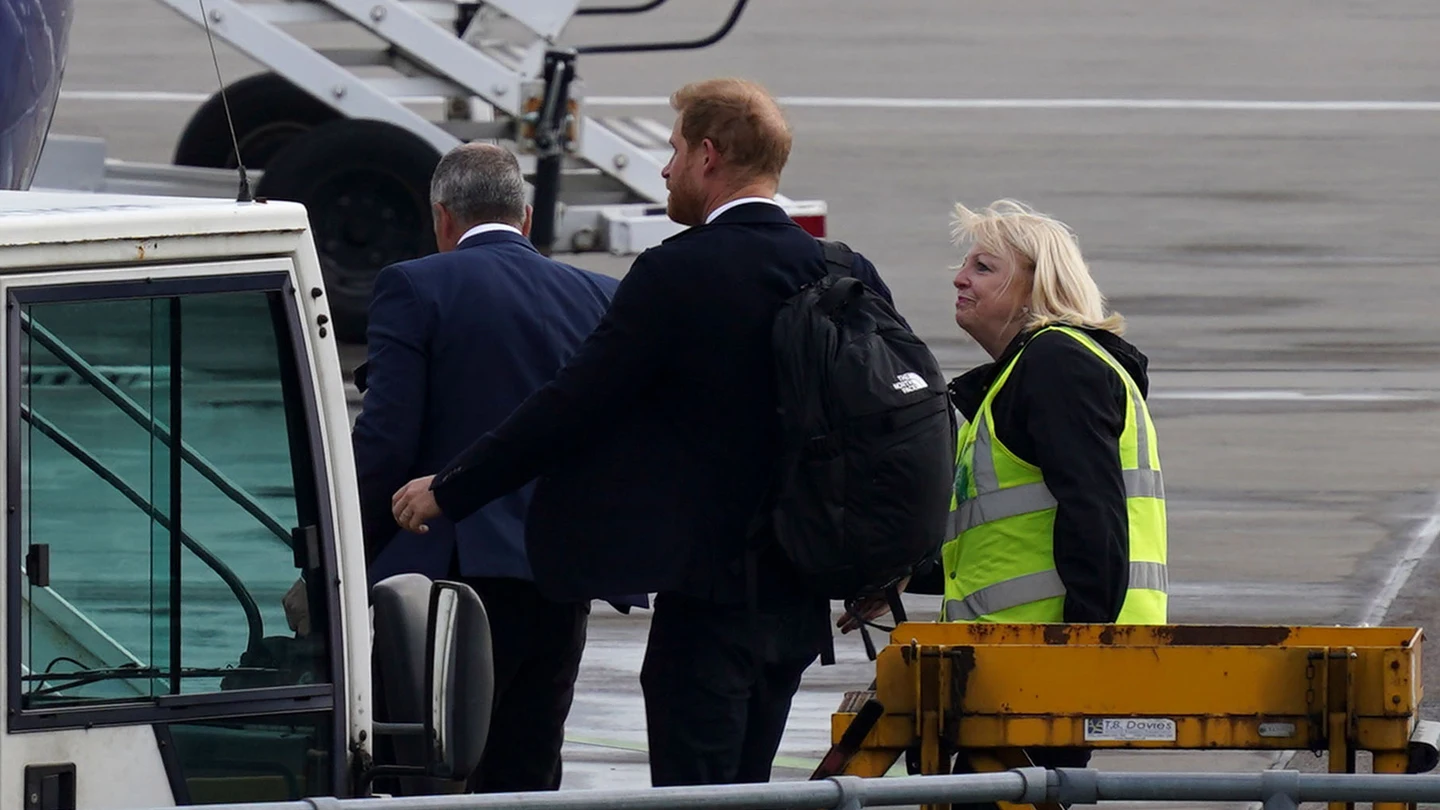 Harry toma un avión desde Aberdeen tras la muerte de Isabel II Harry toma un avión desde Aberdeen tras la muerte de Isabel II