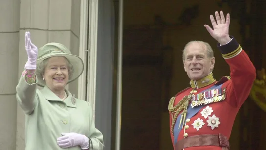 La reina Isabel II y el Duque de Edimburgo saludan desde el Palacio de Buckingham de Londres en junio de 2001 La reina Isabel II y el Duque de Edimburgo saludan desde el Palacio de Buckingham de Londres en junio de 2001
