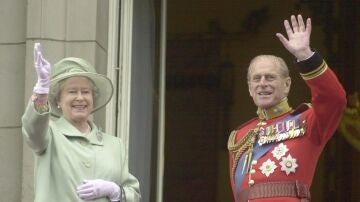 La reina Isabel II y el Duque de Edimburgo saludan desde el Palacio de Buckingham de Londres en junio de 2001