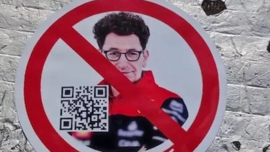 Los aficionados piden la salida de Binotto de Ferrari con pegatinas que aparecen alrededor de Monza Los aficionados piden la salida de Binotto de Ferrari con pegatinas que aparecen alrededor de Monza