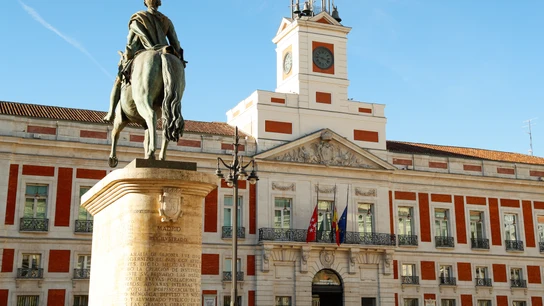Las banderas madrileña, española y de la UE ondean a media asta en la fachada de la Real Casa de Correos Las banderas madrileña, española y de la UE ondean a media asta en la fachada de la Real Casa de Correos