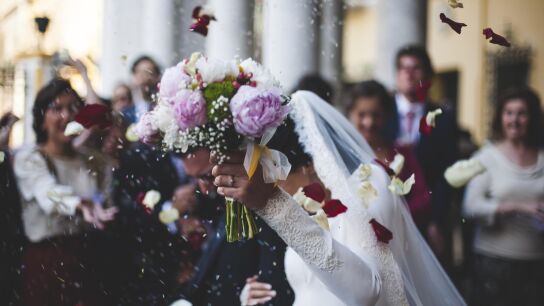 Baja el n&uacute;mero de invitados en las bodas, pero sube su coste: el precio medio alcanza los 20.500 euros