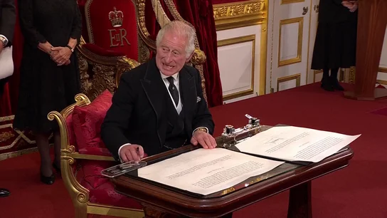 El gesto de Carlos III durante su proclamación como rey que ha causado polémica en las redes El gesto de Carlos III durante su proclamación como rey que ha causado polémica en las redes