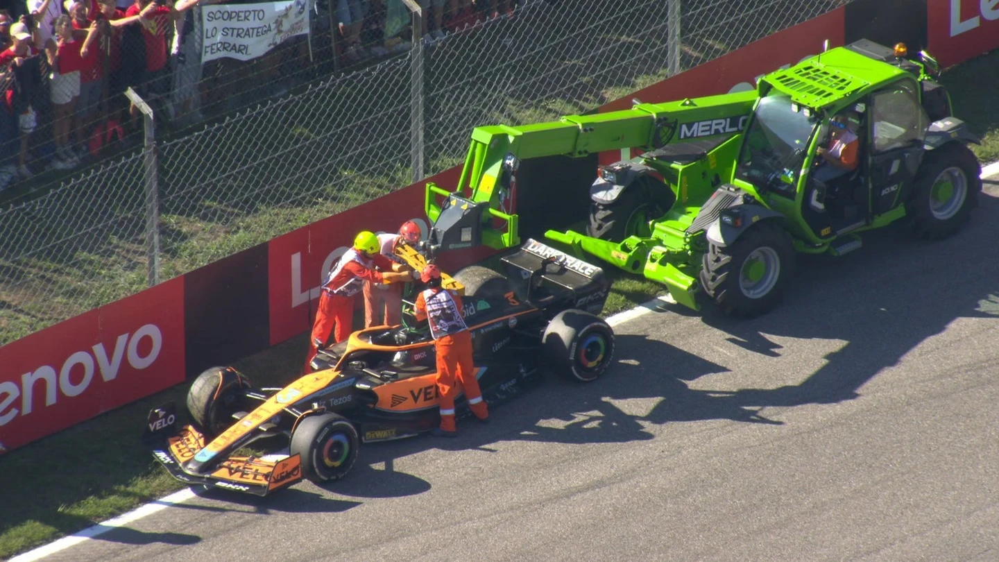 Momento que retiran el coche de Daniel Ricciardo en el GP de Italia Momento que retiran el coche de Daniel Ricciardo en el GP de Italia