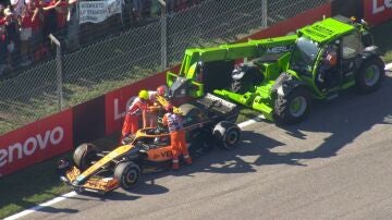 Momento que retiran el coche de Daniel Ricciardo en el GP de Italia