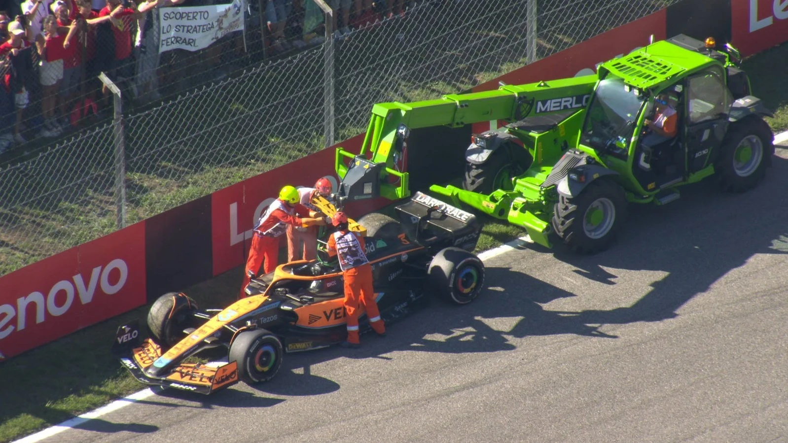 Momento que retiran el coche de Daniel Ricciardo en el GP de Italia