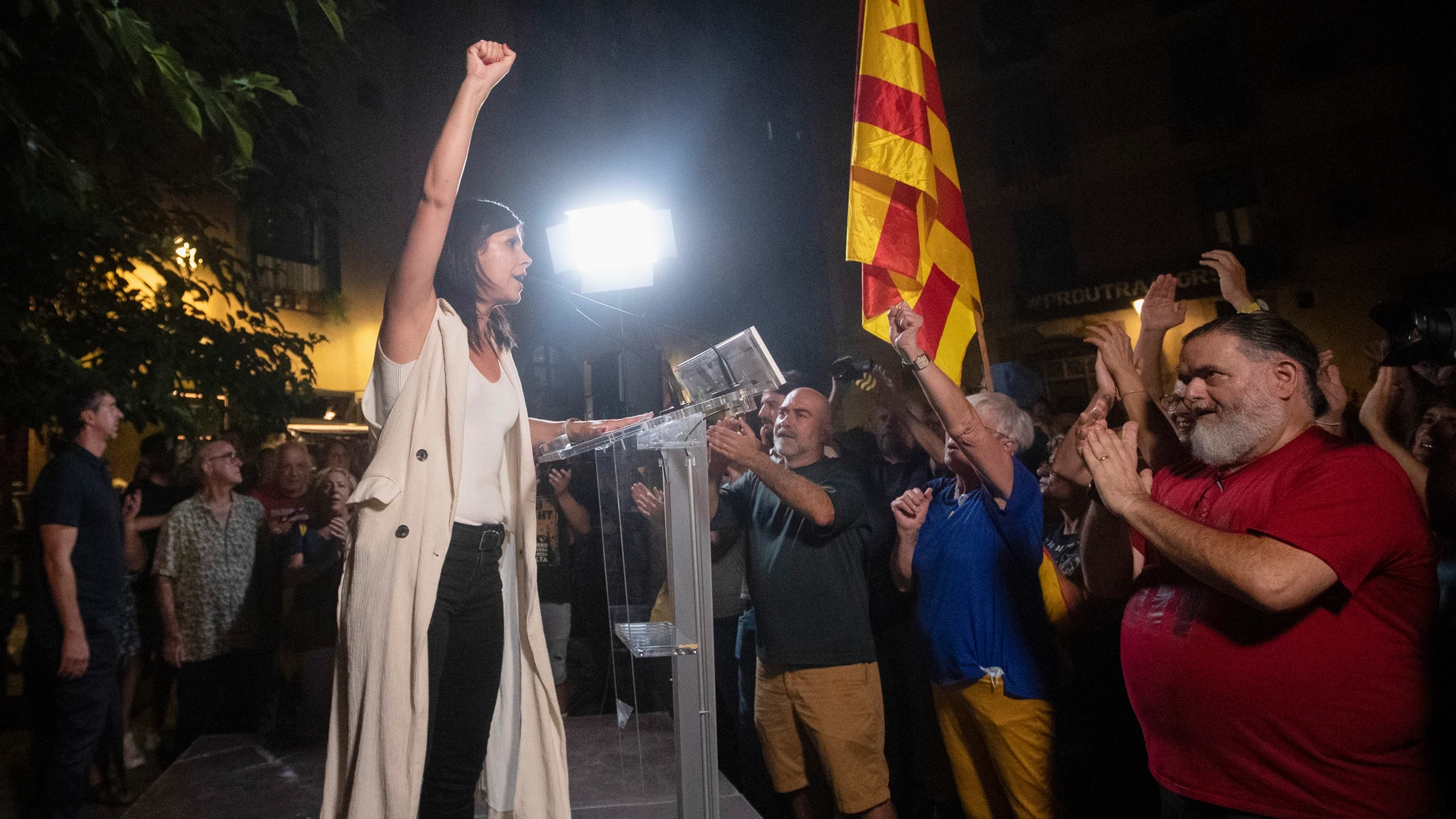 La diputada y vicesecretaria de Esquerra, Marta Vilalta, abucheada anoche mientras participa en el acto independentista de inicio de la Diada en el Fossar de les Moreres.