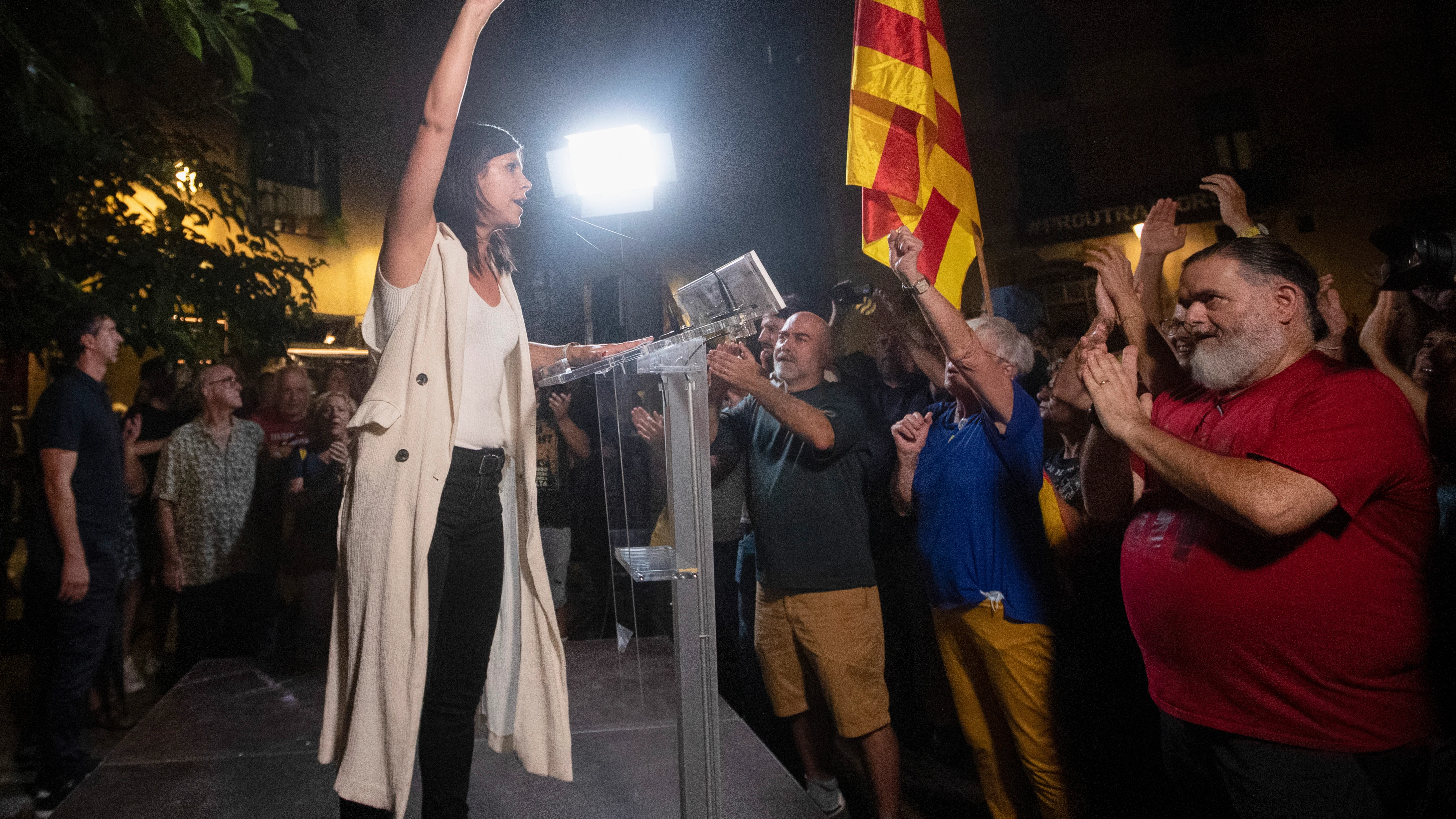 La diputada y vicesecretaria de Esquerra, Marta Vilalta, abucheada anoche mientras participa en el acto independentista de inicio de la Diada en el Fossar de les Moreres.