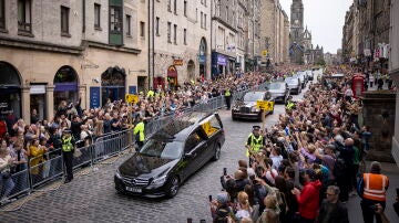 El cortejo fúnebre de la reina Isabel II llega a Edimburgo.