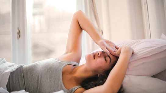 Una mujer con dolor de cabeza Migraña-dolor-de-cabeza
