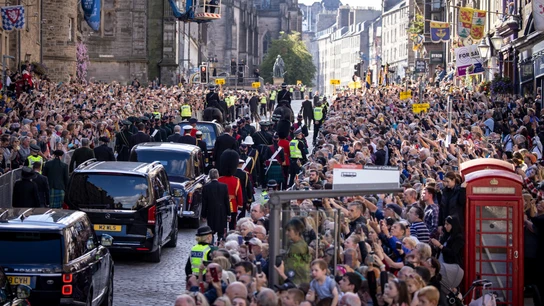 Miles de personas ven pasar la procesión con el ataúd de la difunta reina Isabel II Miles de personas ven pasar la procesión con el ataúd de la difunta reina Isabel II