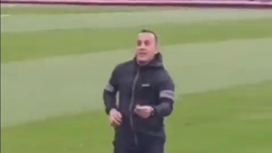 El gesto de la vergüenza en Argentina: un árbitro insta a 'pastar' a hinchas de Newell's El gesto de la vergüenza en Argentina: un árbitro insta a 'pastar' a hinchas de Newell's