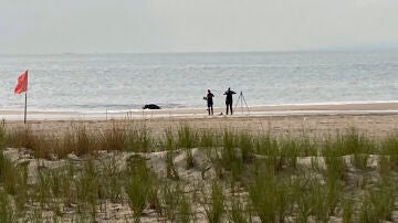 La policía de Nueva York examina un tramo de playa en Coney Island donde han sido hallados los niños