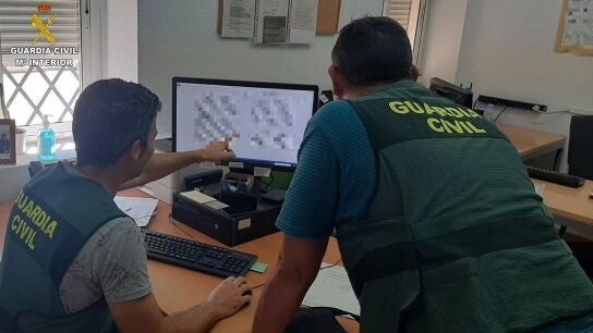 Archivo - Investigadores de la Guardia Civil.