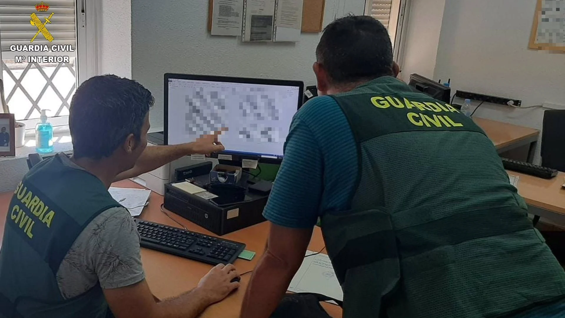 Archivo - Investigadores de la Guardia Civil.