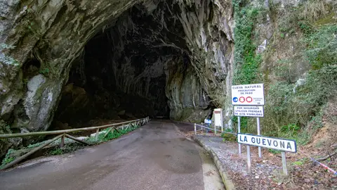 La Cuevona, en Cuevas del Agua (Asturias) La Cuevona, en Cuevas del Agua (Asturias)