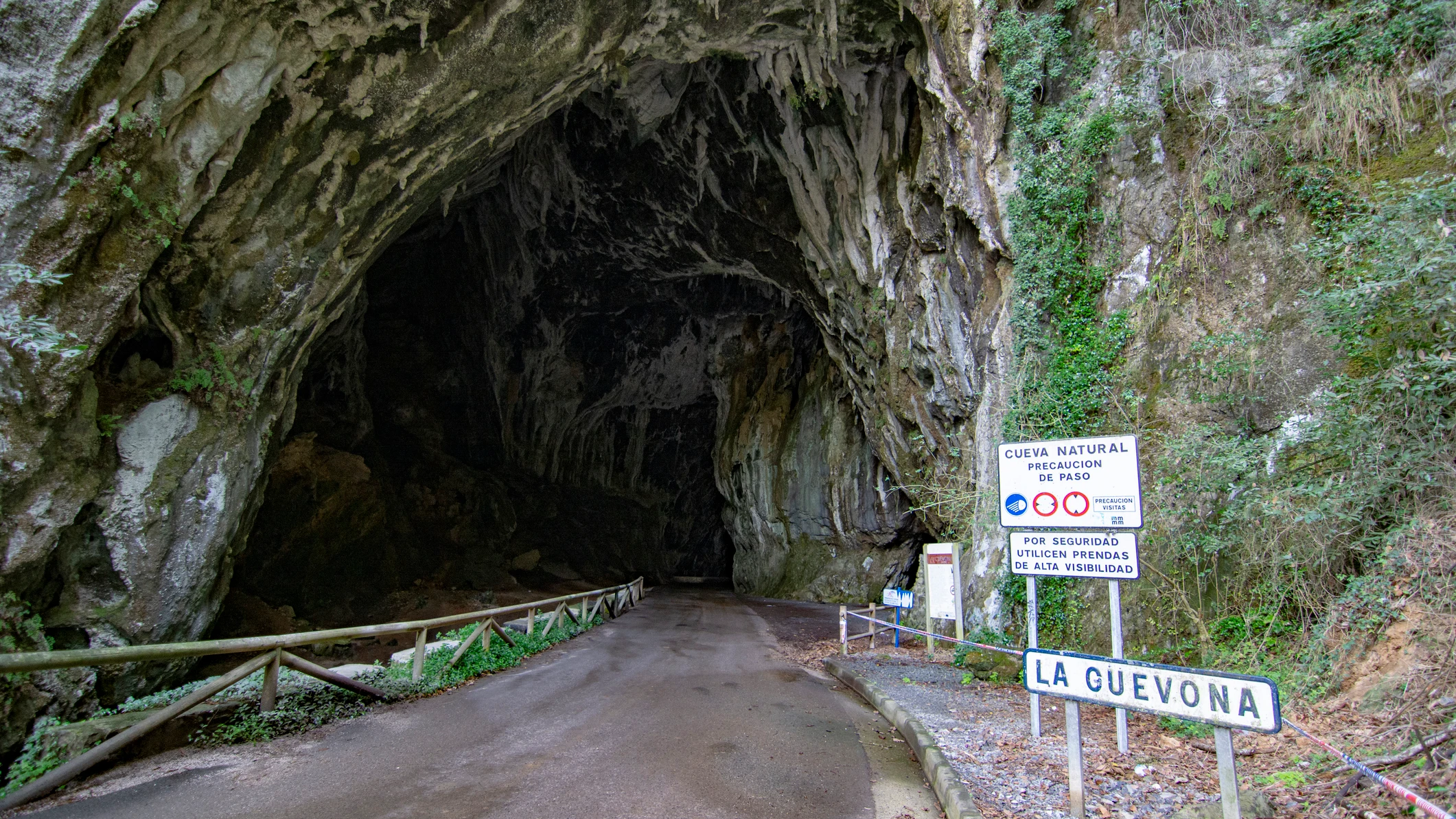 La Cuevona, en Cuevas del Agua (Asturias) La Cuevona, en Cuevas del Agua (Asturias)