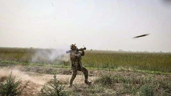 Un soldado ruso lanza un cohete antitanques. Un soldado ruso lanza un cohete antitanques.