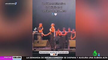 La emocionante pedida de mano a uno de los bailarines de Ana Mena en pleno concierto
