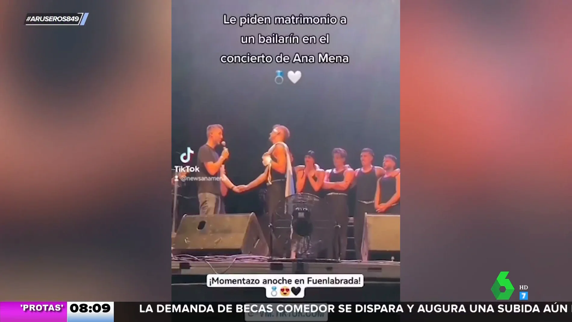 La emocionante pedida de mano a uno de los bailarines de Ana Mena en pleno concierto