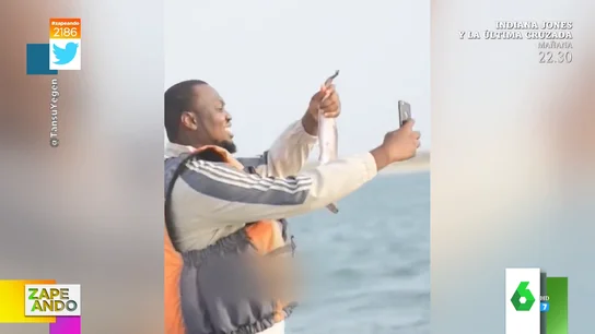 La reacción viral de un pescador al darse cuenta de que 'devuelve' al mar su teléfono móvil y no el pez capturado La reacción viral de un pescador al darse cuenta de que 'devuelve' al mar su teléfono móvil y no el pez capturado