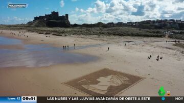 El impresionante proceso de creación de este retrato de Isabel II en la arena de la playa a lo Art Attack