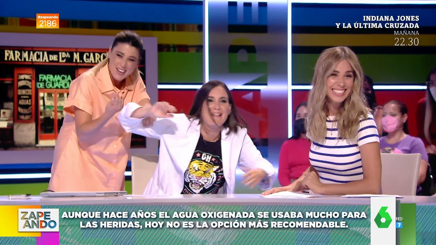 La divertida reacción de Boticaria García cuando Valeria Ros la agarra para que le mire su dedo "hinchado": "¡Me has dado calambre!" La divertida reacción de Boticaria García cuando Valeria Ros la agarra para que le mire su dedo "hinchado": "¡Me has dado calambre!"