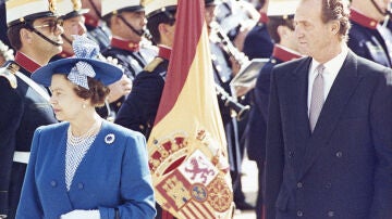 Juan Carlos I e Isabel II durante la visita de la reina de Inglaterra a España