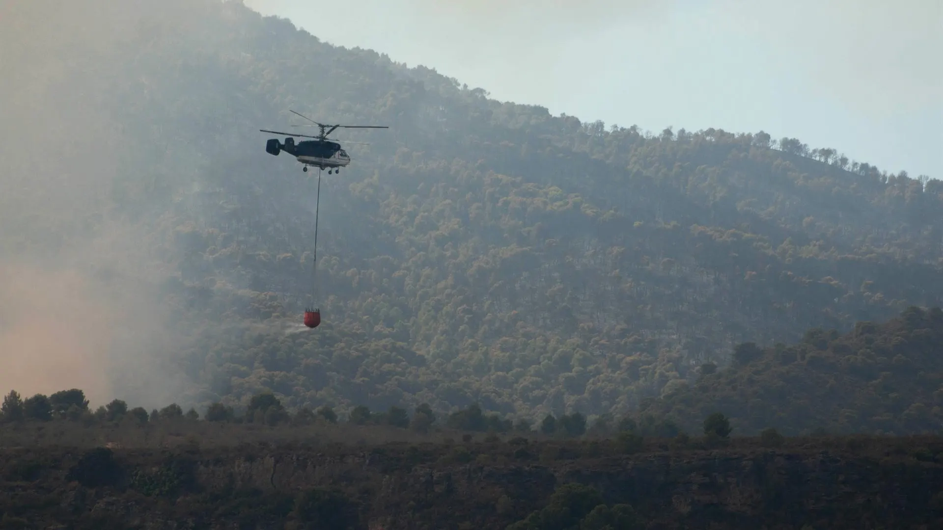 Quinto día de lucha contra el incendio de Granada, que sigue sin estabilizar