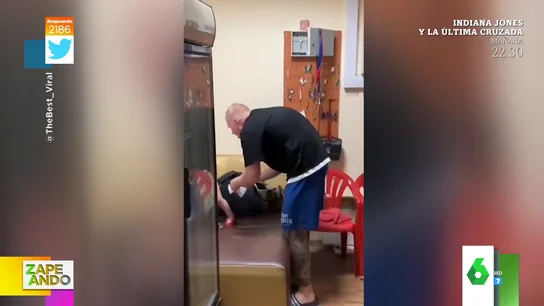 Un padre da arcadas mientras cambia el pañal a su hijo Un padre da arcadas mientras cambia el pañal a su hijo