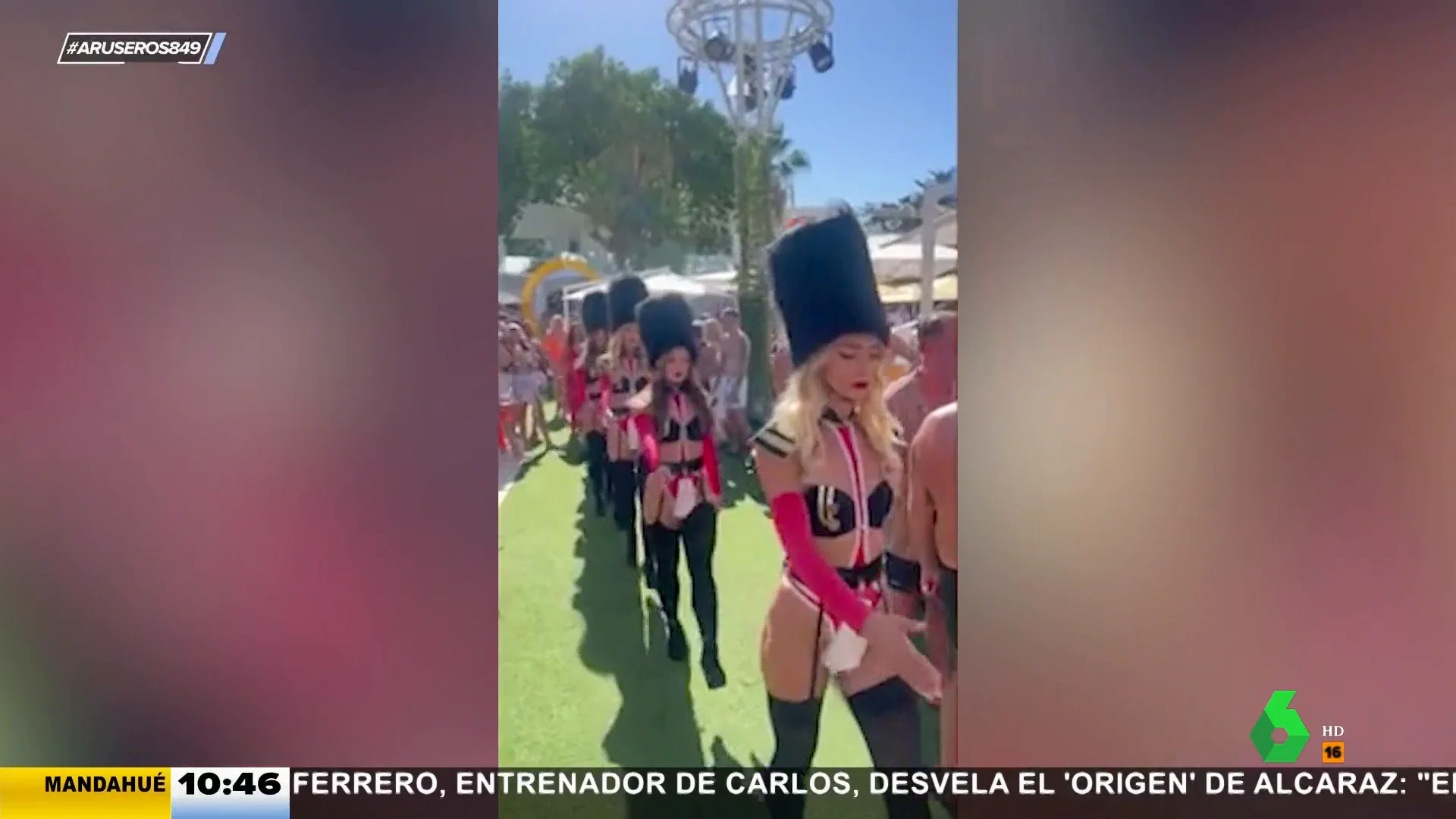 Chicas con poca ropa y sugerentes desfiles: el criticado 'homenaje' de un club de playa a Isabel II