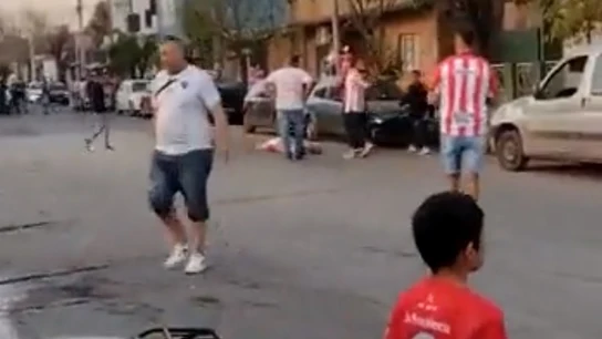 Escándalo en Argentina: asesinan a un aficionado antes de un partido...¡y no se suspende! Escándalo en Argentina: asesinan a un aficionado antes de un partido...¡y no se suspende!